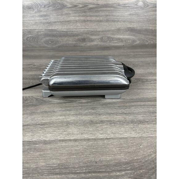 VillaWare Uno Belgian Waffle Maker Classic 4 Square 2001 1200 Watts 120V -Tested - Picture 8 of 11
